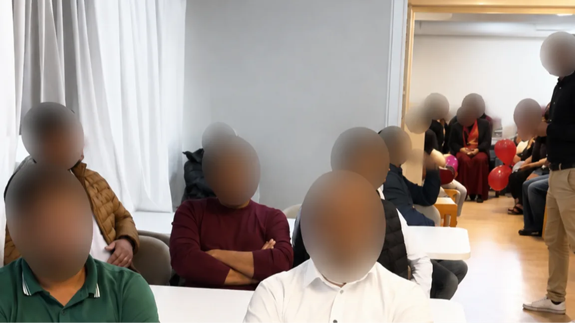 Fakismil X av en video som fångas under valmötet.