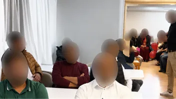 Fakismil X av en video som fångas under valmötet.
