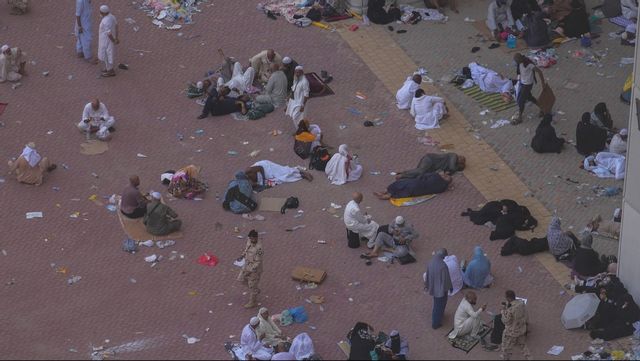Muslimska pilgrimer som vilar i hettan efter den symboliska stenkastningen mot djävulen under årets hajj. Foto: RAFIQ MAQBOOL