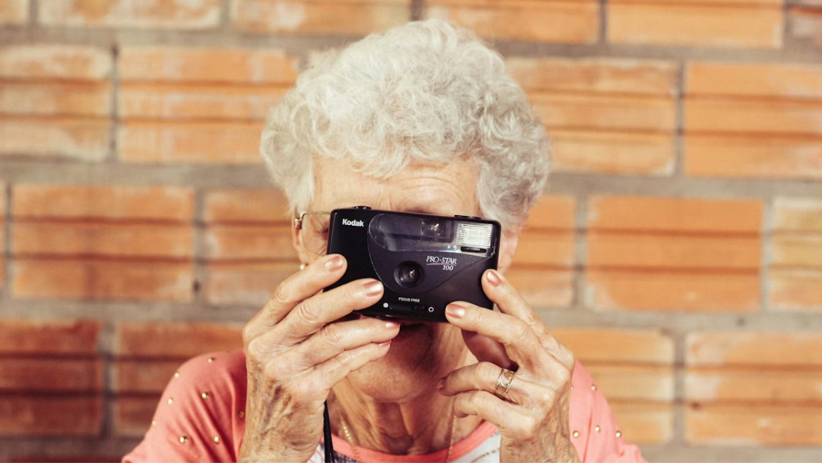Förhoppningsvis kommer framtida generationer att behandla oss bättre än vad vi nu behandlar våra äldre – frågan är bara om vi kommer att förtjäna det. Foto: Tiago Muraro, Unsplash
