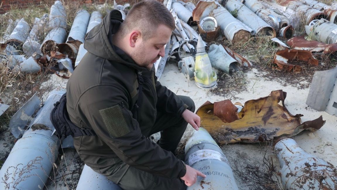 Personal från Ukrainas riksåklagare undersöker insamlade missiler utanför Charkiv. Foto: Ukrinform/Shutterstock/TT