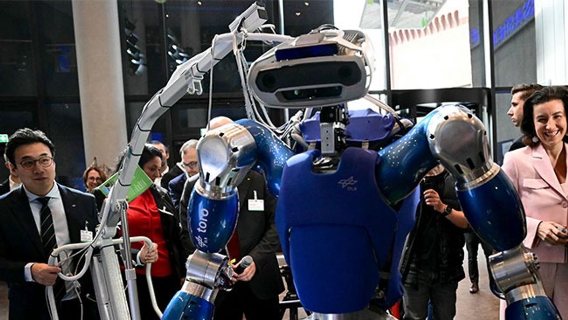 Bilden visar den humanoida roboten TORO av tyska DLR. Bild: Tobias Schwarz/Pool Photo via AP