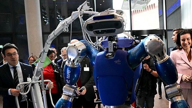 Bilden visar den humanoida roboten TORO av tyska DLR. Bild: Tobias Schwarz/Pool Photo via AP