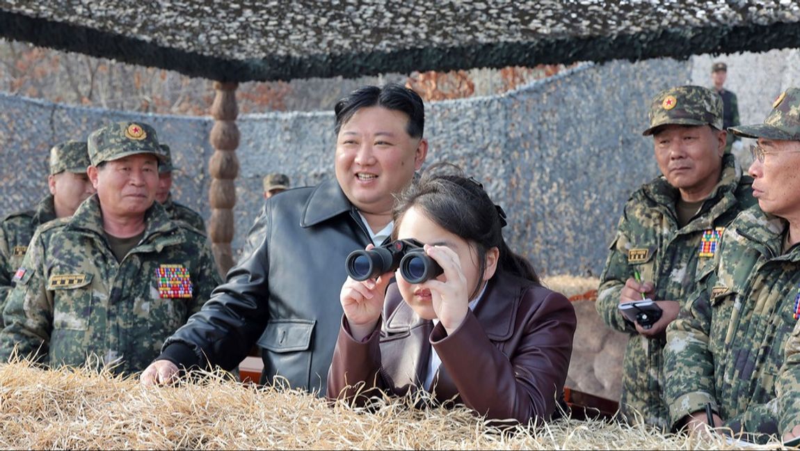 Nordkoreas diktator Kim Jong-Un tillsammans med sin dotter inspekterar helgens militärövning. Foto: Korea News Service/AP