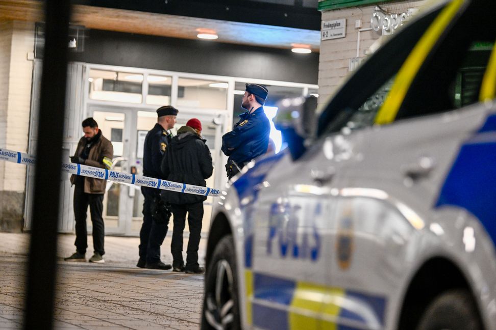En stor polisinsats pågår efter att två personer skadats allvarligt i en skottlossning i Fruängen i södra Stockholm. Oscar Olsson/TT