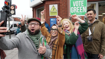 Hannah Spencer (kvinnan i gröna jacka) vände sig till sina muslimska vänner och grannar i sitt segertal. Foto: Skärmdump Instagram