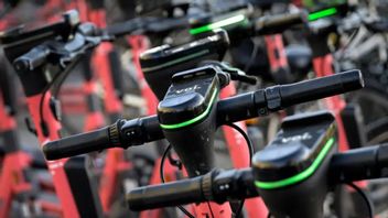 Stockholms trafikborgarråd Lars Strömgren (MP) hoppas att de nya elcyklarna ska bli ett resealternativ för fler områden i staden. Foto: TT