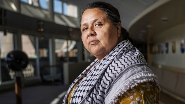 Trots att Lorena Delgado Varas uteslutits ur riksdagsgruppen fortsätter Vänsterpartiet att få partistöd för henne. Foto: Linus Sundahl-Djerf/SVD/TT. 