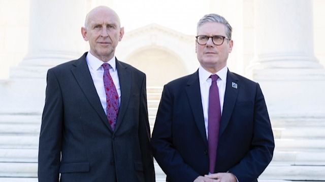 John Healey och Keir Starmer. Foto: UKinUSA, CC BY-SA 2.0, via Wikimedia Commons