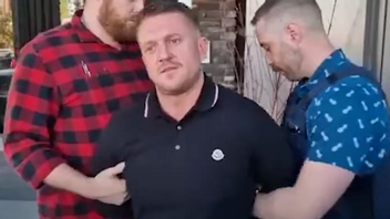 Tommy Robinson blir handfängslad av två civilklädda poliser. Foto: Youtube/Rebel News