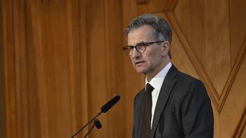 Riksbankschefen Erik Thedéen och vice riksbankschefen Aino Bunge uppmanar svenskarna att alltid ha kontanter hemma för en veckas livsnödvändiga inköp. Foto: TT