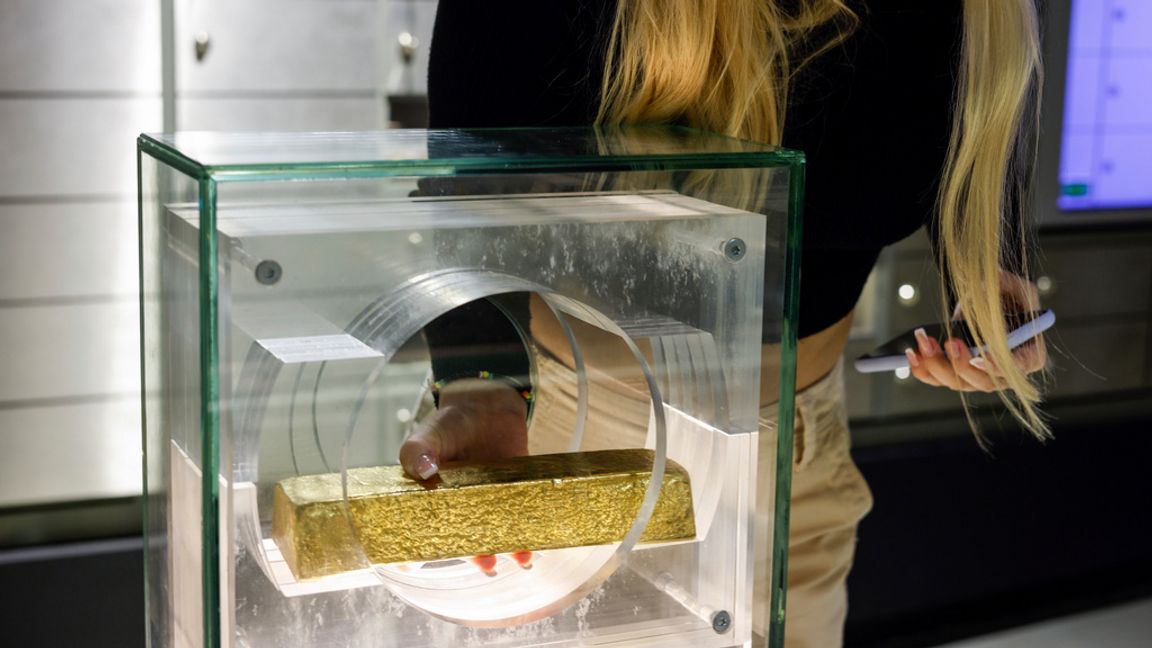 En guldtacka hos polska centralbanken. Arkivbild.  Michal Dyjuk/AP