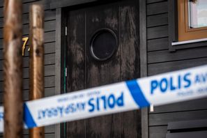 En då 16-årig pojke misstänks ha skjutit ihjäl en man i en villa i Västberga den 12 oktober i fjol och två kvinnor i en villa i Tullinge (bilden) kvällen därpå. Arkivbild. Magnus Hjalmarson Neideman/SVD/TT