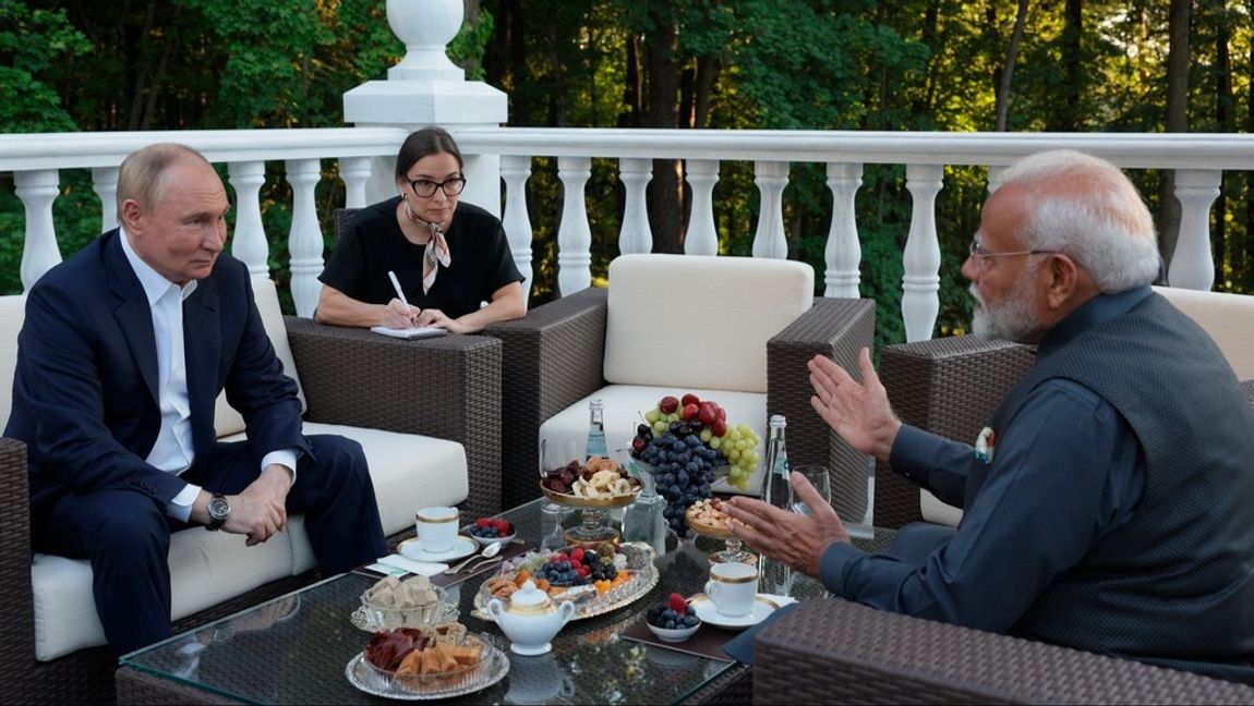 Rysslands president Vladimir Putin i ett informellt möte med Indiens premiärminister Narendra Modi i Putins residens utanför Moskva på måndagen. Foto: AP/TT