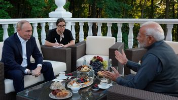 Rysslands president Vladimir Putin i ett informellt möte med Indiens premiärminister Narendra Modi i Putins residens utanför Moskva på måndagen. Foto: AP/TT