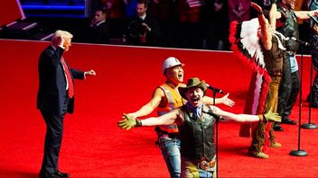 Donald Trump och Village People. Foto: Alex Brandon/AP