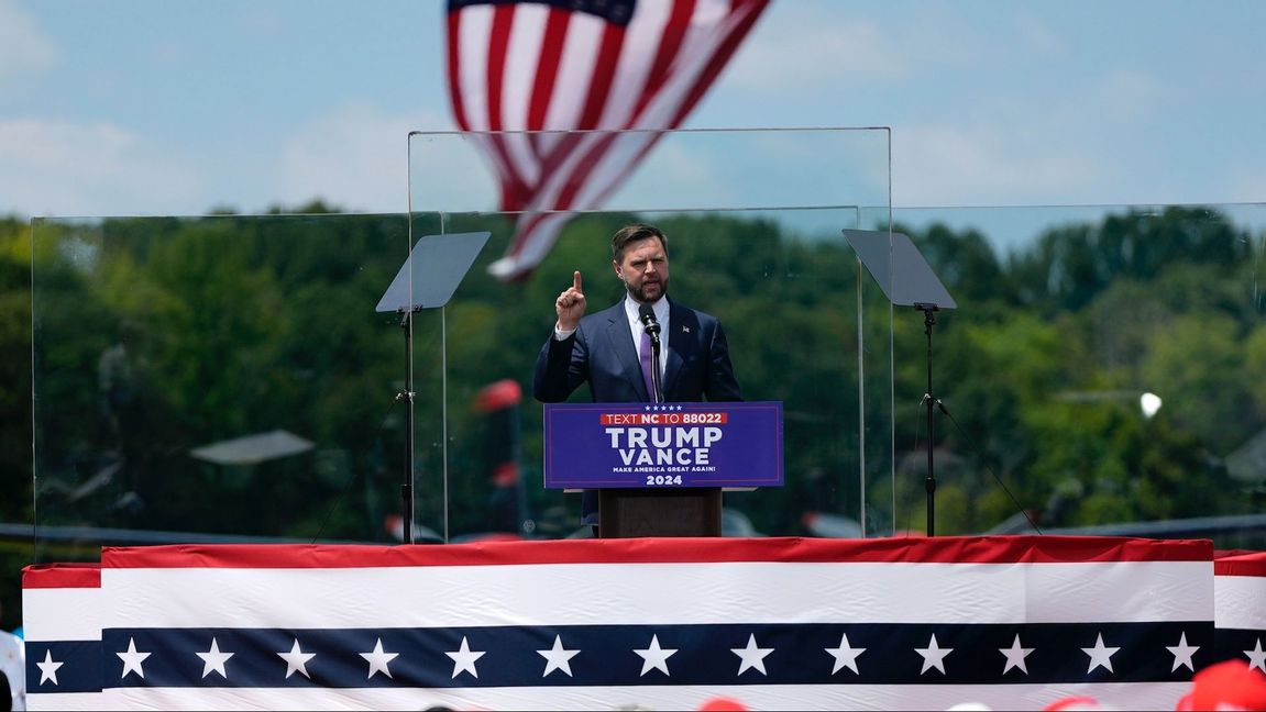 J D Vance talar på valmöte i går Foto: Julia Nikhinson/AP/TT