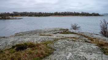 Ön Varö i Karlskrona skärgård, sedd från Skillingenäs. Här hittades kvarlevorna efter den 57-årige man som mördades i sitt hem i somras. Arkivbild. Foto: Johan Nilsson/TT.
