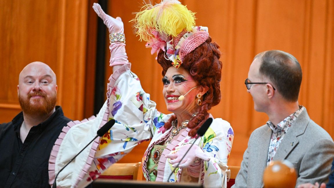 Dragqueen Inga Tvivel och Petter Wallenberg, grundare av teatersällskapet ”Bland drakar och dragqueens” under ett seminarium i riksdagens förstakammarsal. Foto: Jonas Ekströmer/TT