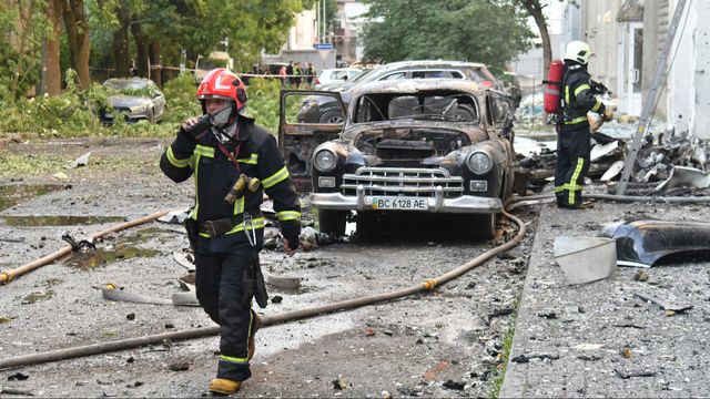 Brandmän jobbar den 12 juli 2025 vid nedslagsplatsen för en rysk attack mot Lviv, en stad i västra Ukraina som likt Tjernivtsi den 23 maj fick mildrad reseavrådan av svenska UD. Foto: AP Photo/Mykola Tys