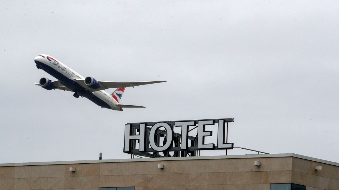 Karantän för medborgare som reser in från rödlistade länder införs i Storbritannien. Arkivbild. Foto: Steve Parsons/AP/TT.