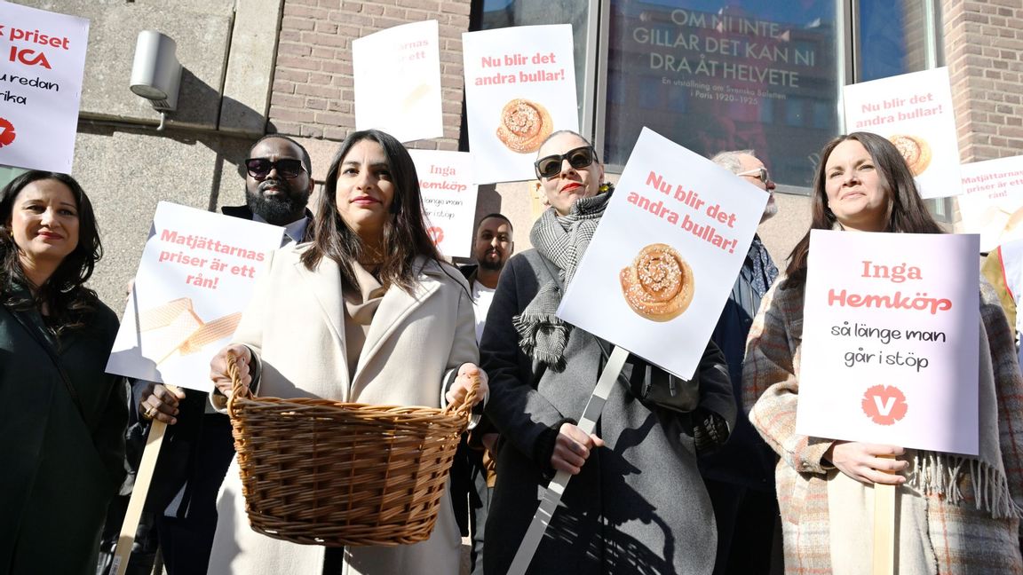 Vänsterpartiets partiledare Nooshi Dadgostar har uttalat sig om att bojkotta ICA på grund av rådande matpriser. Foto: Jessica Gow/TT 