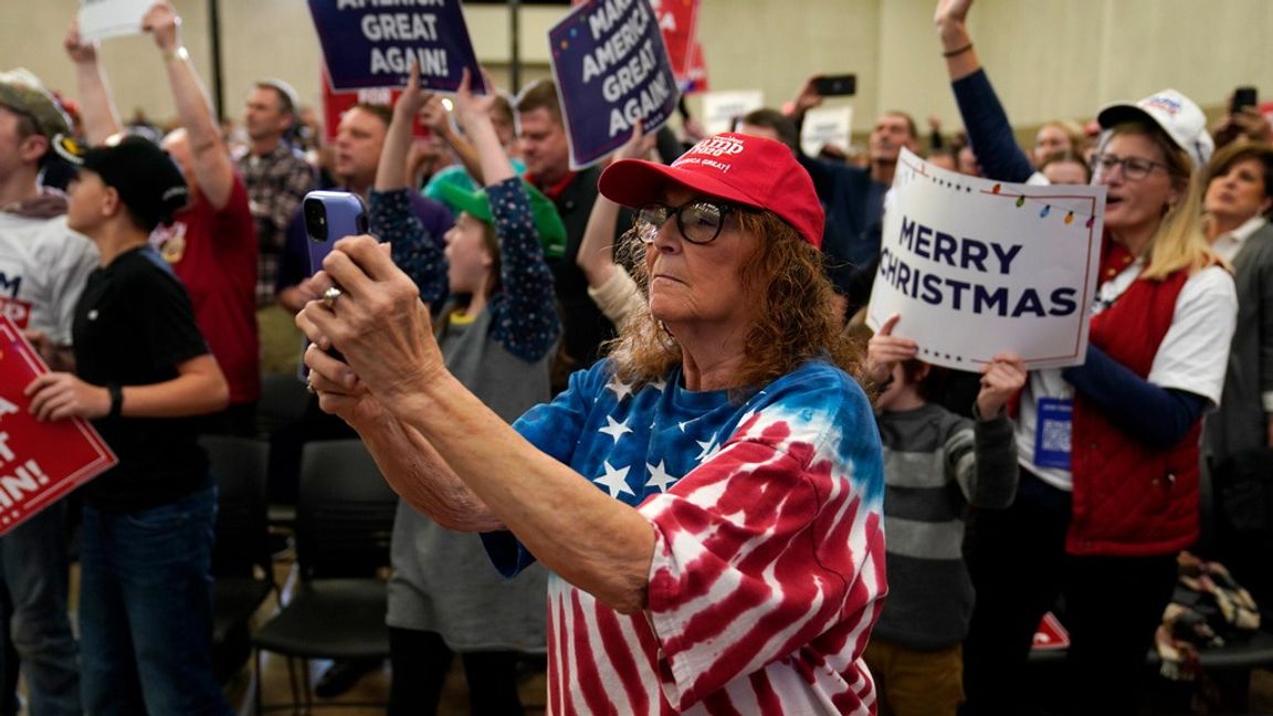 En entusiastisk publik lyssnar till expresidenten och republikanen Donald Trump i Waterloo i Iowa, dagarna före jul. Foto: Charlie Neibergall/AP/TT