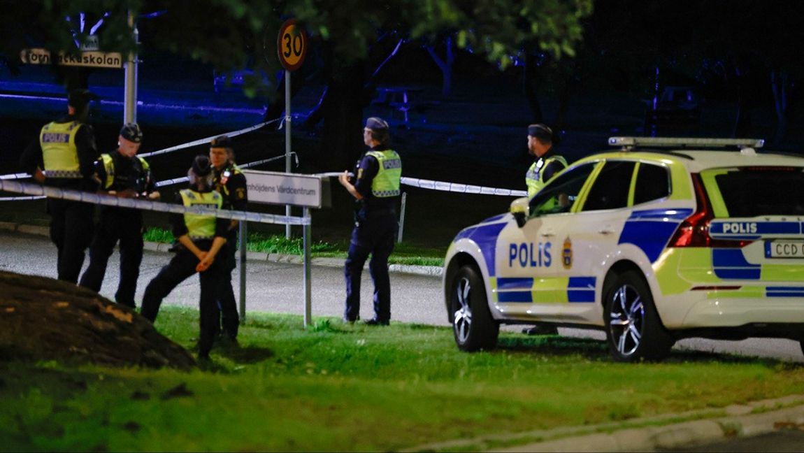 Polis på plats vid Fornhöjden i Södertälje efter larm om skottlossning vid 21-tiden på onsdagskvällen. En skadad person fördes med ambulans till sjukhus. Foto: MICKAN MÖRK/TT