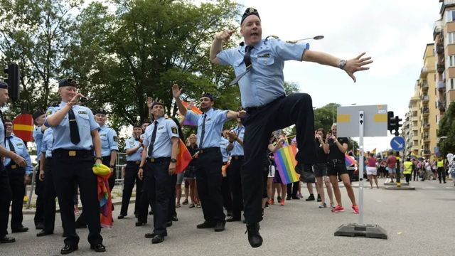 Poliser i Pridetåget 2016 Foto:  Erik Nylander/TT