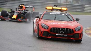 Nederländernas Max Verstappen i sin bil bakom säkerhetsbilen på Spa-Francorchamps regntunga bana. Foto: Olivier Matthys/AP/TT