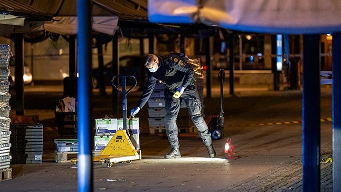 Polisen på plats vid den misstänkta brottsplatsen på Gustav Adolfs torg i Helsingborg. Foto: Johan Nilsson/TT