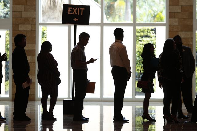 Arbetslösa köar på jobbmässa i Florida. Arkivbild. Wilfredo Lee AP/TT