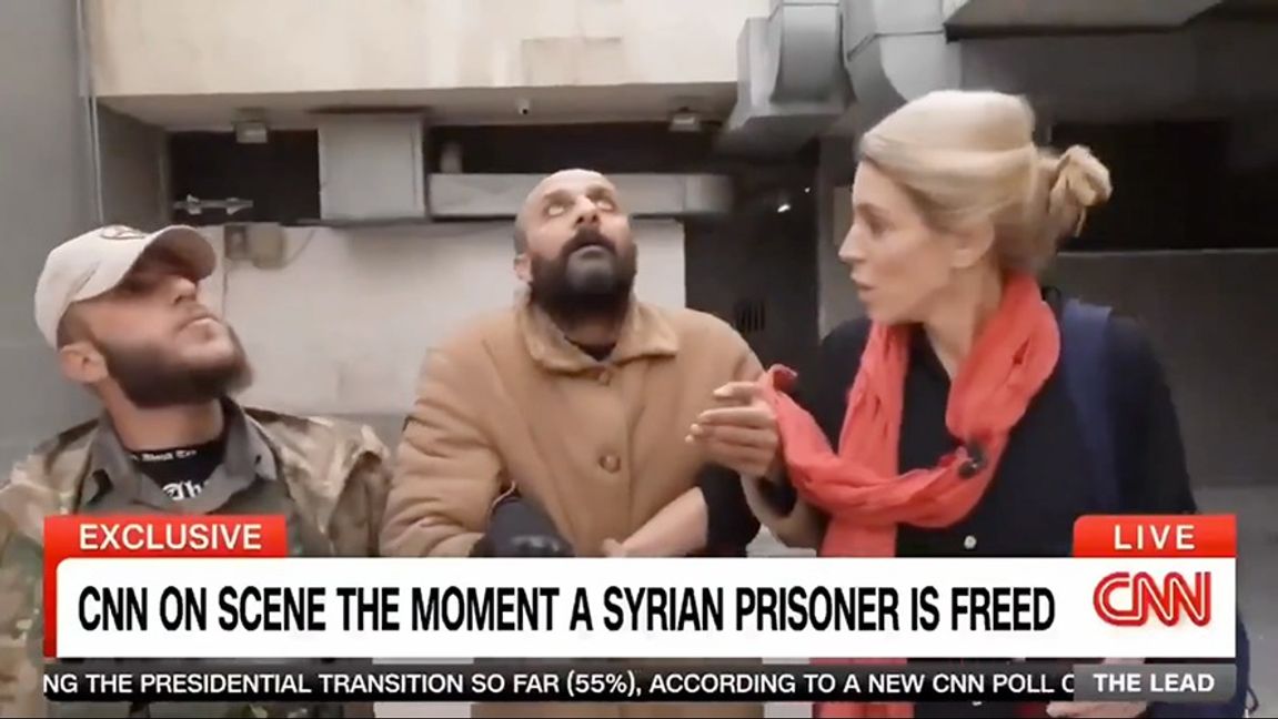 ”Adel Gharbal” (mitten) var inte den han utgav sig för att vara. Foto: Skärmdump X/CNN