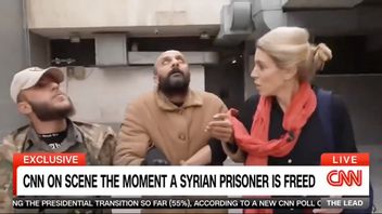 ”Adel Gharbal” (mitten) var inte den han utgav sig för att vara. Foto: Skärmdump X/CNN