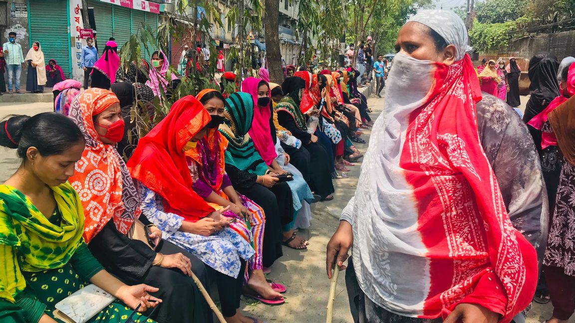 Bangladeshiska textilarbetare blockerar en väg under en protest förra året. De protesterade mot indragna löner under pandemin. Arkivbild, Al-emrun Garjon/AP/TT.