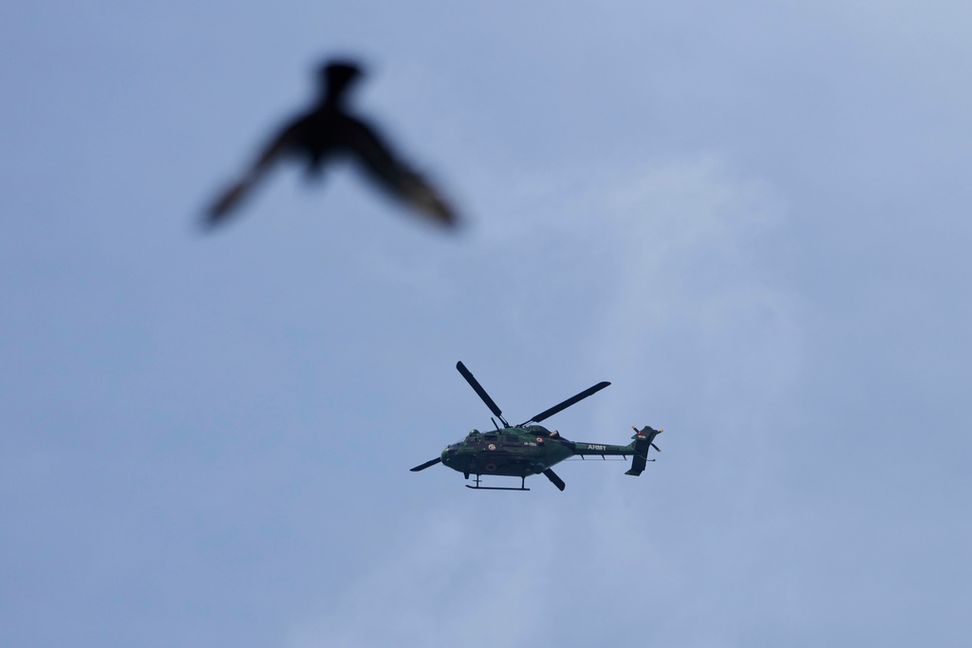 En indisk arméhelikopter över Kashmir på måndagen. Foto: Mukhtar Khan/AP/TT