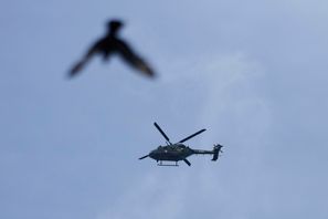 En indisk arméhelikopter över Kashmir på måndagen. Foto: Mukhtar Khan/AP/TT