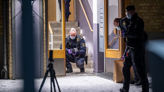Polis och kriminaltekniker vid brottsplatsen. Foto: Johan Nilsson/TT