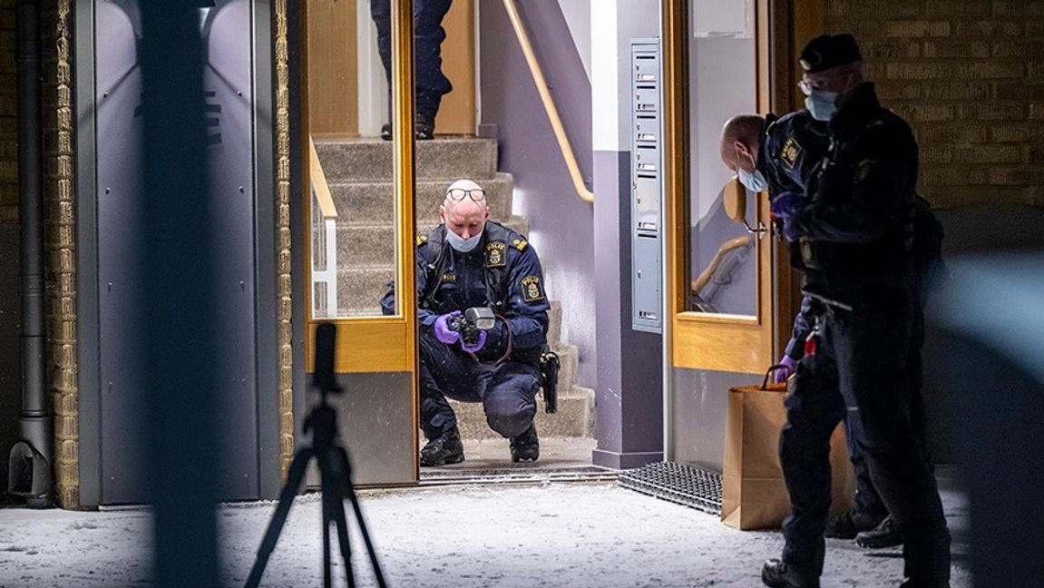 Polis och kriminaltekniker vid brottsplatsen. Foto: Johan Nilsson/TT
