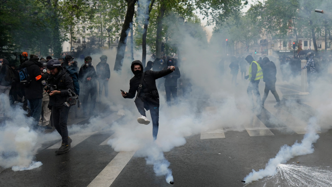 Våldsamheter bryter ut i protesternas Frankrike 