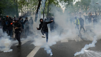 Våldsamheter bryter ut i protesternas Frankrike 