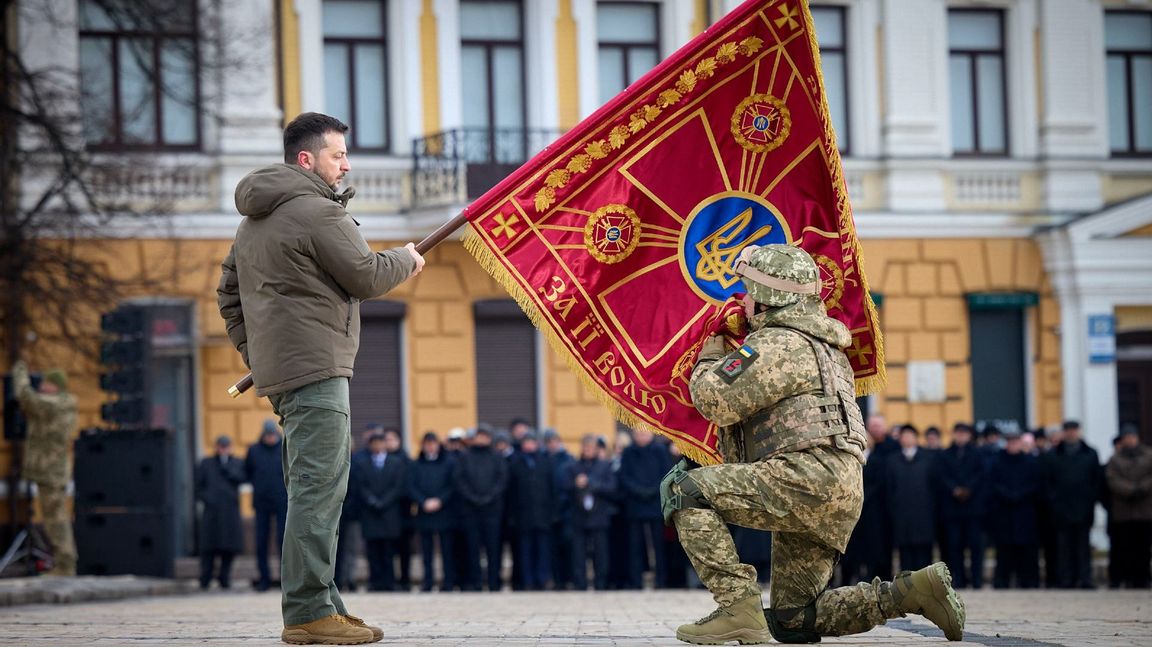 Ukrainska presidenten Volodymyr Zelenskyj och en ukrainsk soldat i Kiev. Foto: Ukrainian Presidential Press Office/AP/TT 