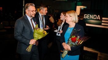 Den avhoppade partiledaren Muharrem Demirok (C) och Magdalena Andersson (S). Foto: Pontus Lundahl/TT