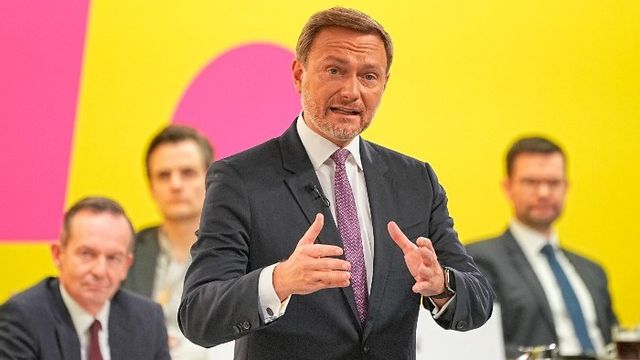 FDP-ledaren Christian Lindner talade till medlemmar på den delvis digitala partistämman där de sade sitt om regeringsbildningen. Foto: Michael Kappeler/DPA via AP/TT