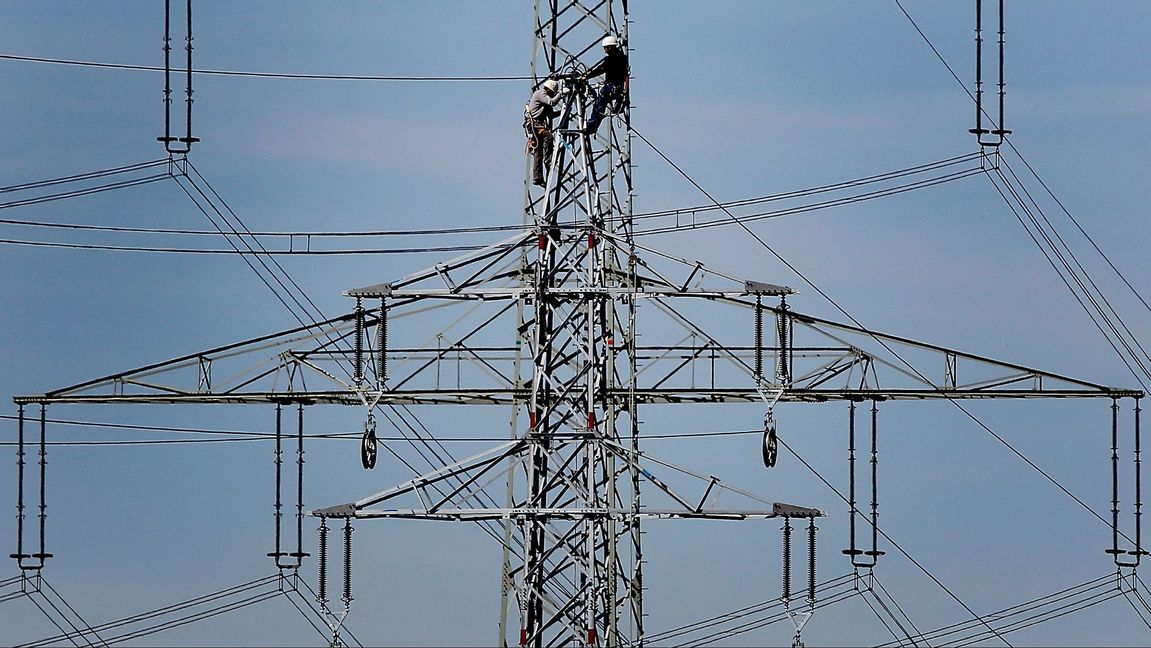 Workers of the German energy company RWE prepare power supply on a high power pylon in Moers, Germany, Monday, April 11, 2011. Photo: Frank Augstein/AP/TT