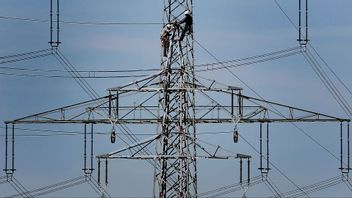 Workers of the German energy company RWE prepare power supply on a high power pylon in Moers, Germany, Monday, April 11, 2011. Photo: Frank Augstein/AP/TT