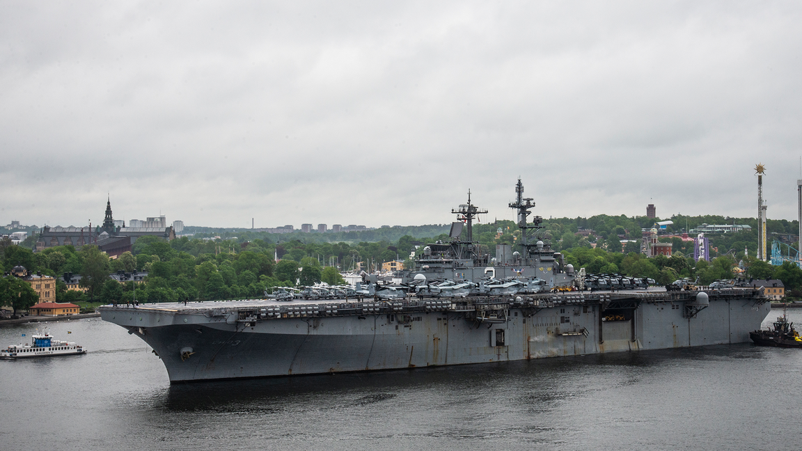 Amerikanska 257 meter långa amfibiestridsfartyget USS Kearsarge har anlöpt Stockholm. Foto: Helena Landstedt/TT