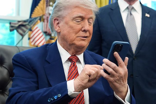 Försök att skydda användare från skadligt innehåll online har kommit från flera håll den senaste tiden. USA:s president Donald Trump skrev nyligen under en lag riktad mot hämndporr. Arkivbild. Foto: Evan Vucci/AP/TT