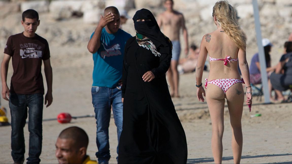 Badlivet på stranden i Tel Aviv är ett sällsynt exempel på fungerande mångkultur Foto: Oded Balilty/AP/TT 