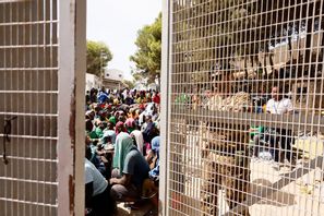 Migranter och asylsökande i Lampedusa i Italien 2023. Foto: Cecilia Fabiano/AP/TT